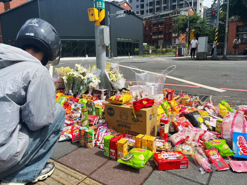 三峽車禍路口擺滿鮮花零食 民眾落淚為傷者祈禱