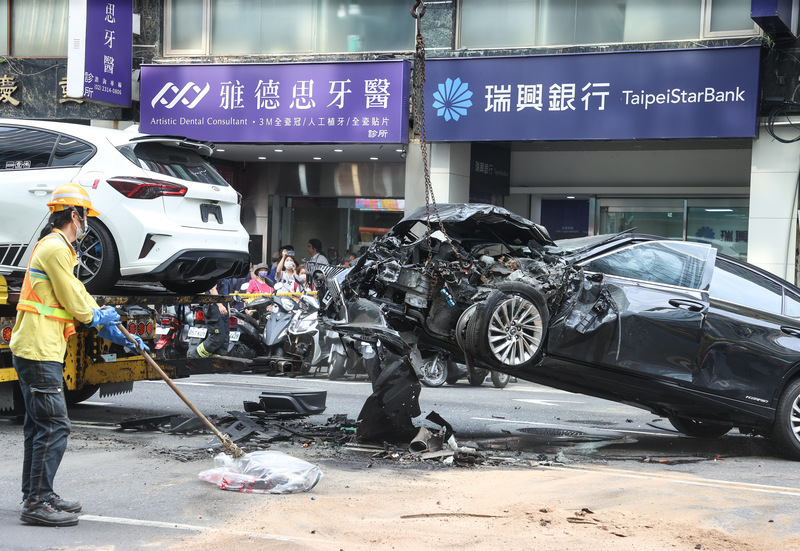 北市重慶南路車禍8傷  78歲翁無照駕駛闖紅燈釀禍