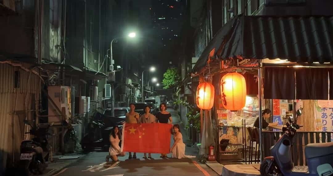 澳門陸生在台舉五星旗合照 邱垂正：已註記