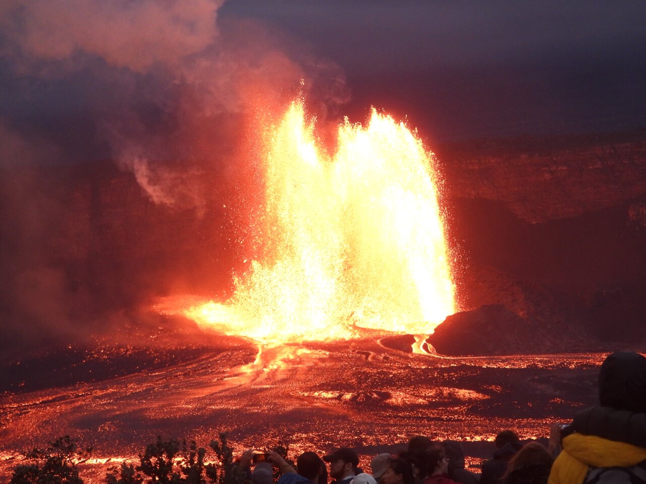 夏威夷幾勞亞火山噴發 熔岩柱高達1000英尺