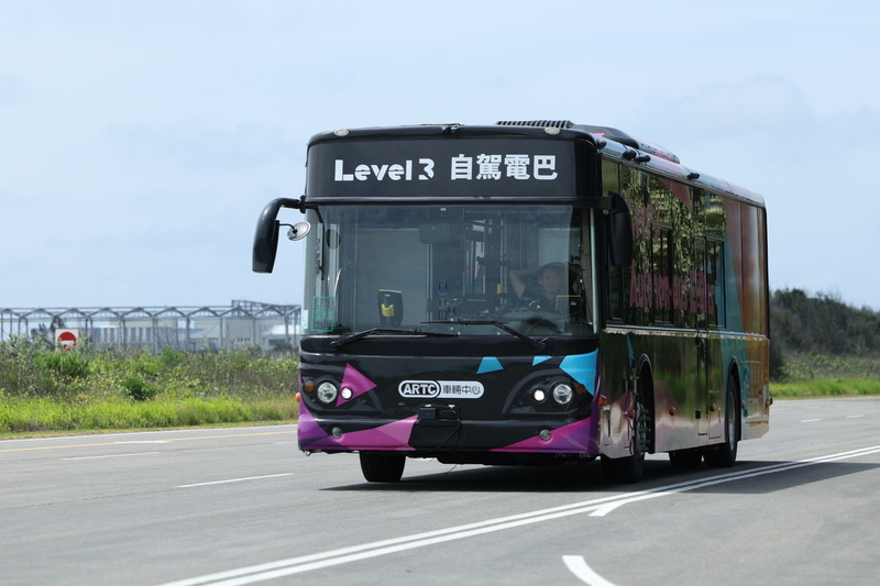 車輛中心秀全台首輛Level 3自駕電巴 具備AI影像偵測
