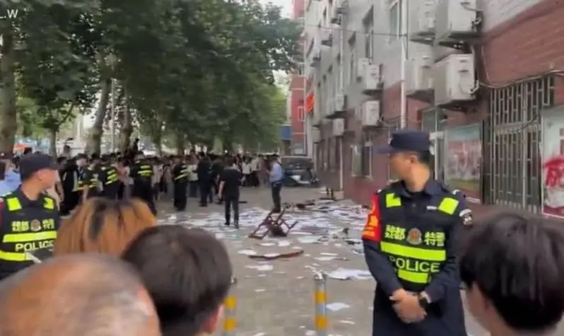 河南女生疑遭導師霸凌跳樓身亡 學生怒砸辦公室抗議