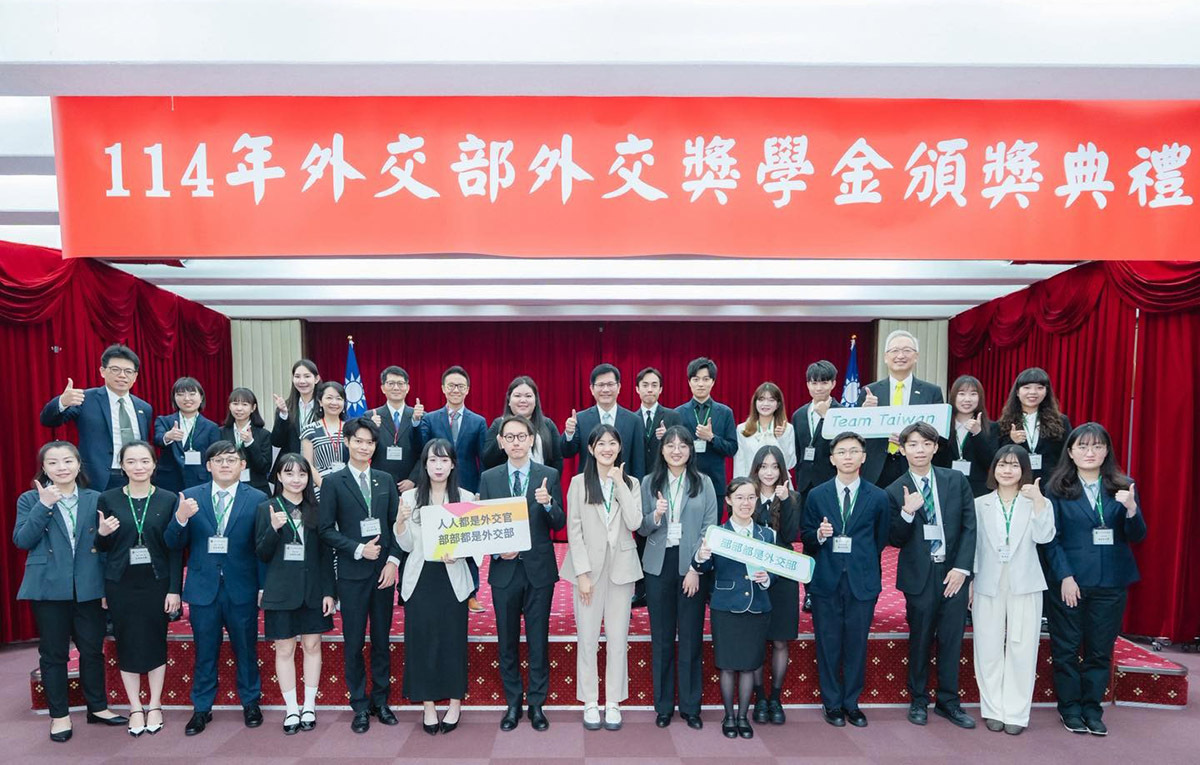 頒發外交獎學金 林佳龍勉獲獎學生發揮所長